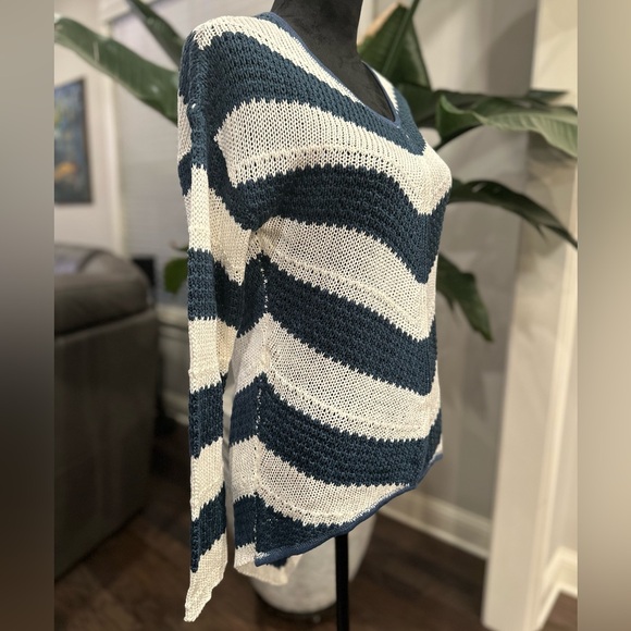 ✨NWT✨VON MAUR R D Style KNIT Women Size M 100% Acrylic White Blue Asymmetrical - Picture 9 of 11